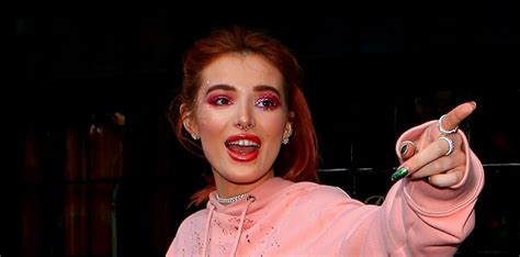 Bella Thorne dévoile un side boob saisissant au festival ...